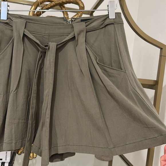 Pleaded Olive shorts - Picture 5 of 11